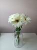 Witte kunst gerbera's l 7 stelen van 23 cm