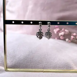 Oorbellen knopjes met Monstera goud- of zilverkleurig